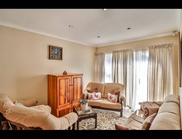 2 BEDROOM TOWNHOUSE RENTED IN WALMER HEIGHTS